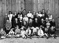 Štěpán Kaňák (druhý zprava dole) v kruhu rodiny u příležitosti 50. výročí svatby prarodičů / Frýdlant Nová Dědina / kolem roku 1943