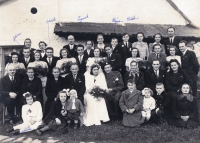 Štěpán Kaňák (pátý zprava nahoře) na svatbě nejstaršího bratra / kolem roku 1944