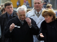 Prezident Václav Klaus při návštěvě Libereckého kraje, vzadu stojí premiér Mirek Topolánek (vyšší z obou mužů); snímek Bořivoje Černého