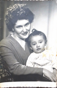 Matka pamětníka s nejmladším synem Janem 1957
