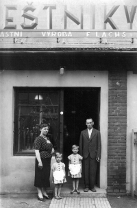 Gertruda Milerská (Lachsová) s rodiči a starší sestrou / Třinec / 30. léta