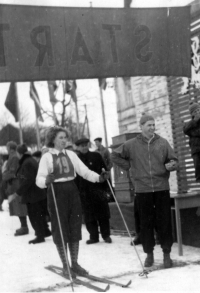 Gertruda Milerská na startu celostátního přeboru v běhu na lyžích / Vysoké nad Jizerou / 1954