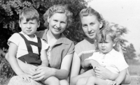 Gertruda Milerská (vpravo) se sestrou a jejími dětmi / 1956