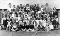 Gertruda a Hanne Lachsovy (dole uprostřed, krátké vlasy) v české školce v Třinci / 1936