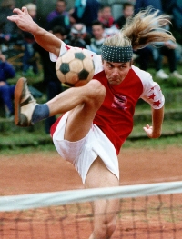 Snímek nohejbalisty, s nímž vyhrál Bořivoj Černý v roce 1998 soutěž Czech Press Photo v kategorii Sportovní fotografie