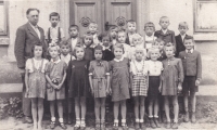 Jaromír Pasecký (v horní řadě první zprava) na konci druhé světové války v první třídě základní školy v Lažanech 