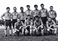 Jaromír Pasecký (nahoře uprostřed) v dresu dorostu Rapidu Liberec, cca 1955