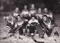 Na vojně v Chebu jako hokejový brankář Rudé Hvězdy Cheb, 2. polovina 50. let 20. století 