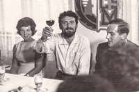 Svatební hostina Jaromíra Paseckého; 1. srpna novomanželům připil i zpěvák Waldemar Matuška, 1964