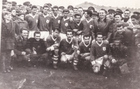 Jaromír Pasecký (druhý zleva nahoře) s mužstvem Rudá Hvězda Cheb po výhře 5:1 v derby s Lokomotivou Cheb, 1958
