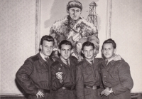 Jaromír Pasecký (druhý zleva) na vojně s kamarády v restauraci Apolo; Cheb, druhá polovina 50. let 20. století 