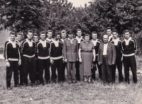 Jaromír Pasecký (first from the right) at the war in Cheb before the match, which was played in honor of the deceased soldier; the picture shows the parents of the deceased soldier and the uniform of the Red Star Cheb Jan Obrhel, later the chairman of Sparta Prague, in the second half of the 1950s