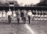 Mužstvo Rudá Hvězda Cheb v utkání se soupeřem z Maďarska, Jaromír Pasecký je třetí zprava, 1958
