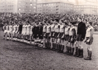 Jaromír Pasecký (desátý zprava) před utkáním se Slavií Praha; Slovan Liberec prohrál 1:5, 60. léta 20. století. 