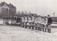 Jaromír Pasecký (čtvrtý zprava) před přátelským utkáním Slovanu Liberec s československou reprezentací, Liberec, polovina 50. let 20. století