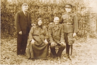 Bratři Halaškovi s rodiči, Mariin otec Vojtěch v uniformě, 1930