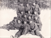 Petr Šída (ležící druhý zleva) se svou četou z útvaru raketového vojska na cvičení
