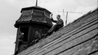 Vojáci sledují ze střechy a z věžičky kasáren průjezd okupačních vojsk Stříbrem; snímek Bořivoje Černého, 21. srpna 1968 