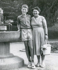 Juraj ako dospievajúci chlapec, s mamou.
