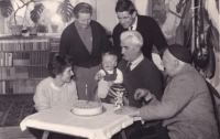 Rodinné foto, otec Ivan Korolkov, Matka Milada Korolková, děda Cyril Košťál – sklenář (rádiovka), Milena Tesařová, manžel a dcera