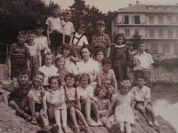 Třídní fotografie ze školy v Jugoslávii