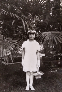 Anna v roce 1936 v palmové aleji u zámku v Bohdalicích 