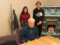 Pamětník Jan Pollák při natáčení vyprávění s týmem Paměti národa