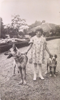 Anna v roce 1936 před zámkem 