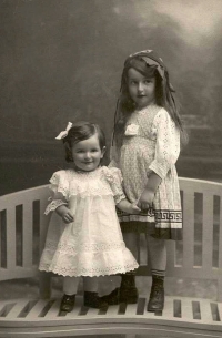 Malé sestřičky Zdena s Ankou