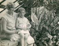Babička Marie Svobodová s dcerou Drahomírou, asi 1931