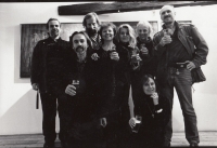 Bohuslav Holý, druhý zprava, s přáteli na počátku 90. let.