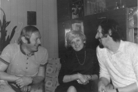 Josef Falář (vlevo) se sestrou Marií a bratrem Petrem, cca rok 1985