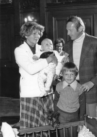 S manželkou a syny při vítání občánků v roce 1981