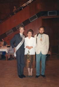 Eva Falářová se syny na maturitním plese Martina Faláře, 1995-1996 
