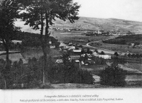 Pohled na šumavskou ves Zdíkovec v období druhé světové války, kdy tam Josef Falář žil 