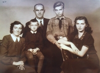 Rodina Bidařova, Zdenka vpravo s rodiči a bratry Jiřím a Slávkem, Praha 1948