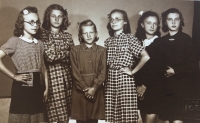 Zdenka první vpravo s kamarádkami, Praha 1944