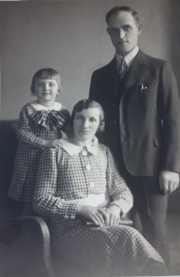 Zdenka s rodiči, Praha 1935