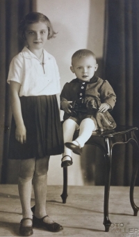 Zdenka s bratrem Jiřím, Praha 1939