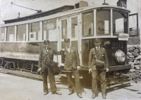 Tatínek Josef Bidař uprostřed s kolegy na konečné tramvaje č. 4 na Kačerově, Praha 1932