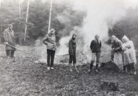Zdenka první vpravo na lesní brigádě, 1970
