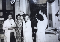 Zdenka druhá zleva v laboratoři s kolegyněmi, Praha 1979
