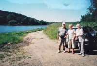 Zdenka vpravo s bratrem Slávkem a jeho ženou na výletě u Vltavy, asi 1995