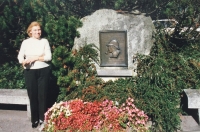 Zdenka ve Švýcarsku u památníku Sherlocka Holmese, 1989