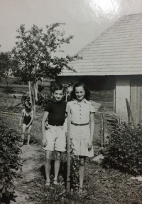 Lubomír spolu se svou o dva roky starší sestrou Jaroslavou