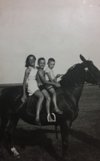 Na fotografii na koni pravděpodobně pamětník se svou starší sestrou 