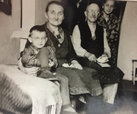 Babička a dědeček Dvořákovi a jejich vnoučci Lubomír a Jaroslava