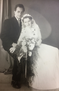 Dvořákovi a jejich svatební foto, r. 1953