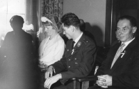 Jiří Ježek s nastávající manželkou Marií během svatebního obřadu v Jablonci nad Nisou, rok 1961
