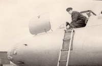 Pamětník Jiří Ježek během služby u bombardéru Il-18 na letišti v Hradci Králové, cca 1965